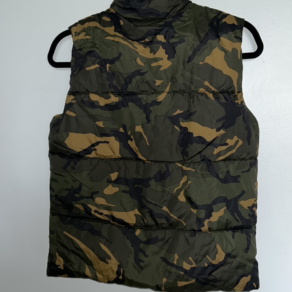 Boys Old Navy Camo Puffer Vest Size Large 10/12 Like New - Picture 5 of 5